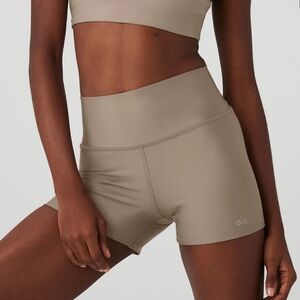 Alo 3” high waisted biker shorts in Beige. Size : S